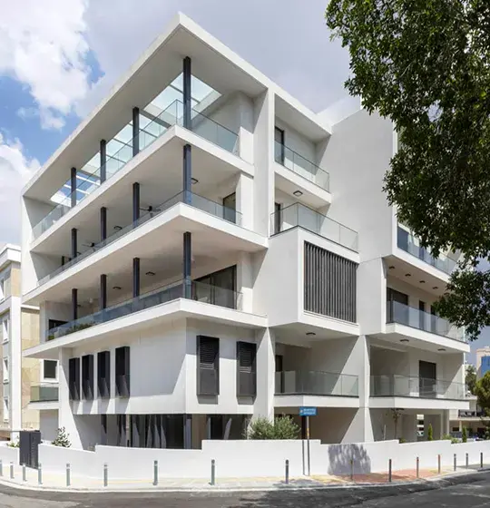 Akropolis Residences predstavljaju studiju savremenog minimalizma, gde se arhitektonska kompozicija oblikuje kroz ravnotežu volumena, svetlosti i transparentnosti.